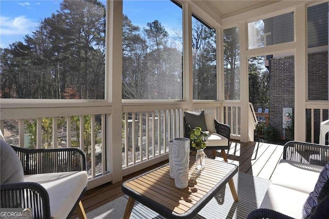 living area featuring light wood finished floors, ornamental molding, baseboards, ceiling fan, and recessed lighting