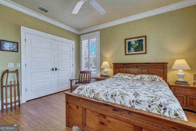 1108 E Mission Ln SE, Darien, GA 31305 - bedroom with ornamental molding, light wood-type flooring, a closet, and a ceiling fan