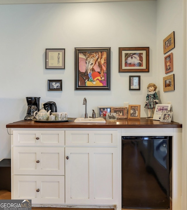 1108 E Mission Ln SE, Darien, GA 31305 - indoor dry bar featuring refrigerator