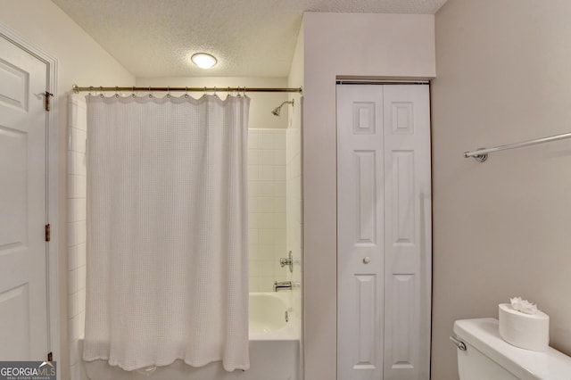 bathroom featuring a closet, a textured ceiling, shower / tub combo with curtain, and toilet