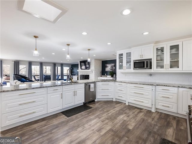 6041 Blackberry Ln, Buford, GA 30518 - kitchen with appliances with stainless steel finishes, a sink, white cabinets, recessed lighting, and backsplash
