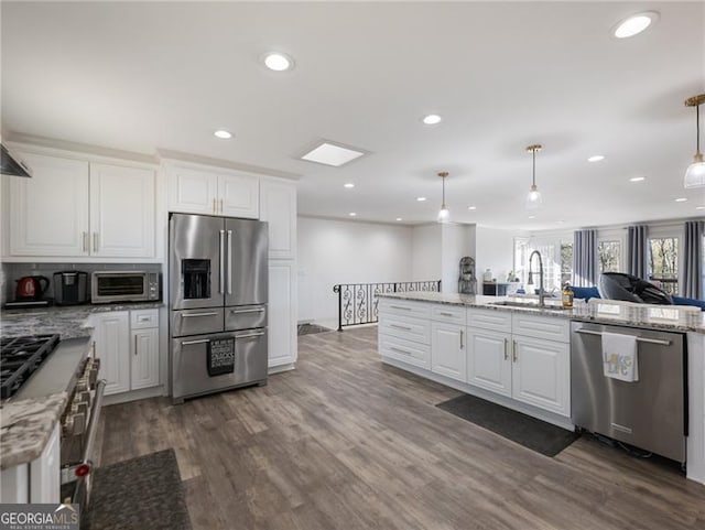 6041 Blackberry Ln, Buford, GA 30518 - kitchen featuring stainless steel appliances, a sink, recessed lighting, white cabinetry, and dark wood finished floors