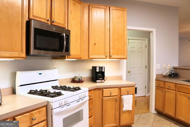 912 Tanners Point Dr, Lawrenceville, GA 30044 - hall with visible vents, wainscoting, and wood finished floors