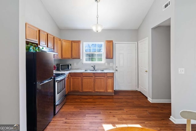 32 Martin Luther King Jr Dr, Commerce, GA 30529 - kitchen featuring visible vents, light countertops, under cabinet range hood, a sink, and stainless steel appliances