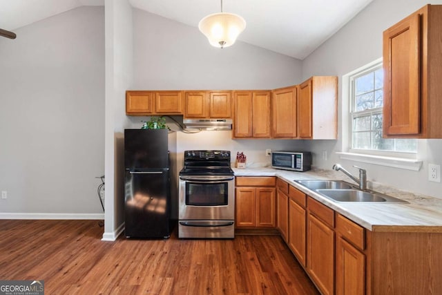 32 Martin Luther King Jr Dr, Commerce, GA 30529 - kitchen featuring dark wood-style floors, under cabinet range hood, a sink, vaulted ceiling, and stainless steel appliances