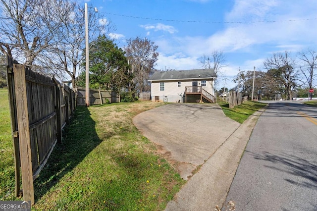 32 Martin Luther King Jr Dr, Commerce, GA 30529 - view of front of house featuring fence, driveway, and a front lawn