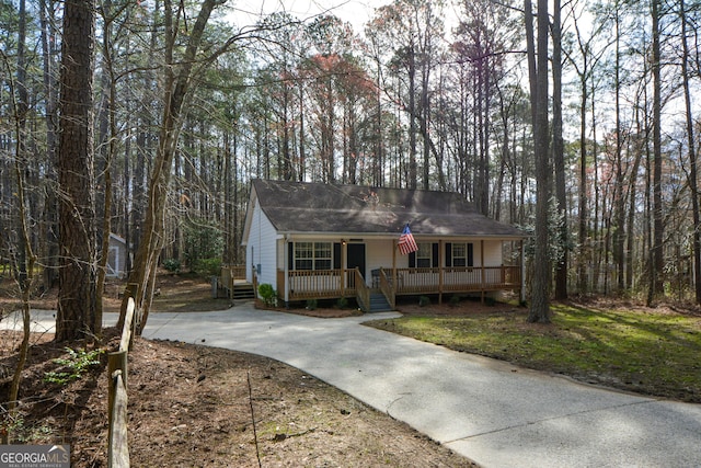 98 Brenda Cir, Rockmart, GA 30153 - ranch-style home featuring covered porch, driveway, and a shingled roof