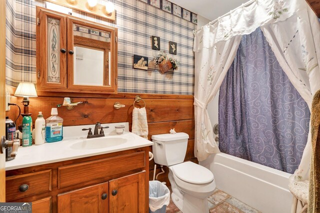 full bath featuring wallpapered walls, shower / bathtub combination with curtain, toilet, and vanity