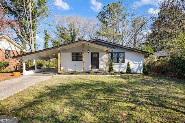 mid-century inspired home with a front lawn, a carport, and driveway