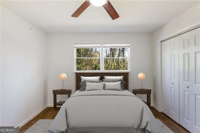 bedroom featuring baseboards, wood finished floors, a closet, and ceiling fan