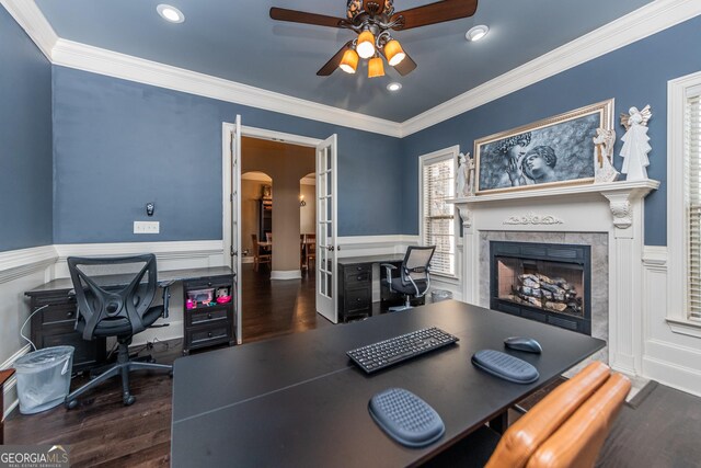 living area featuring visible vents, dark wood finished floors, arched walkways, ceiling fan, and crown molding