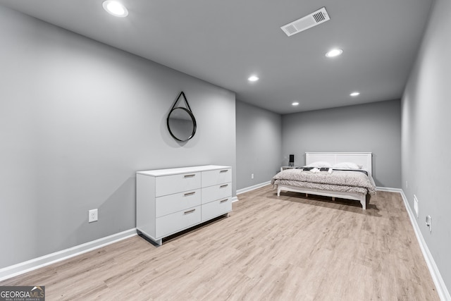 bedroom with light wood-type flooring, baseboards, visible vents, and recessed lighting