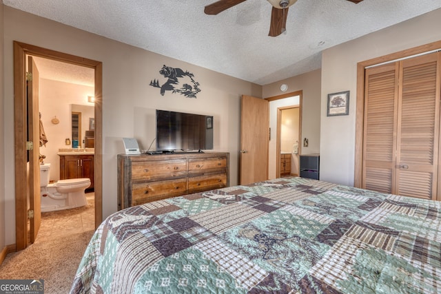 625 Sunnyside Shores Rd, Hiawassee, GA 30546 - carpeted bedroom featuring ceiling fan, connected bathroom, a closet, and a textured ceiling