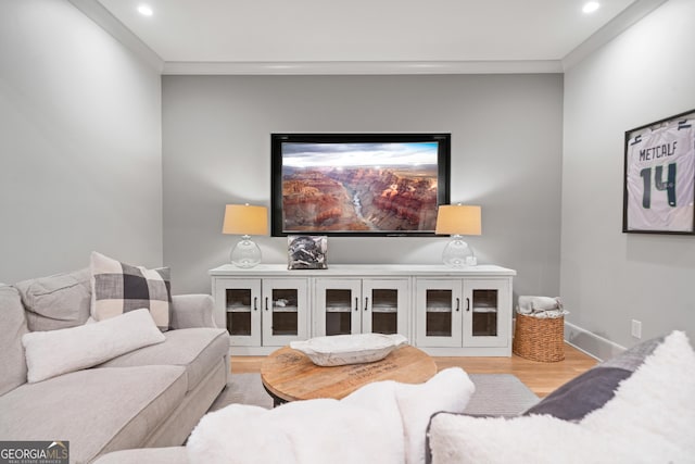 living room with wood finished floors, recessed lighting, crown molding, and baseboards