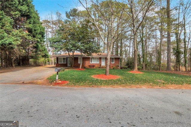 view of front of property featuring a front lawn and aphalt driveway