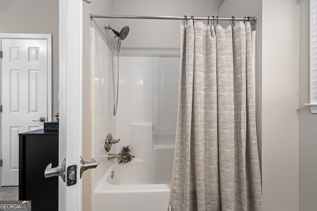 bathroom with shower / bath combo