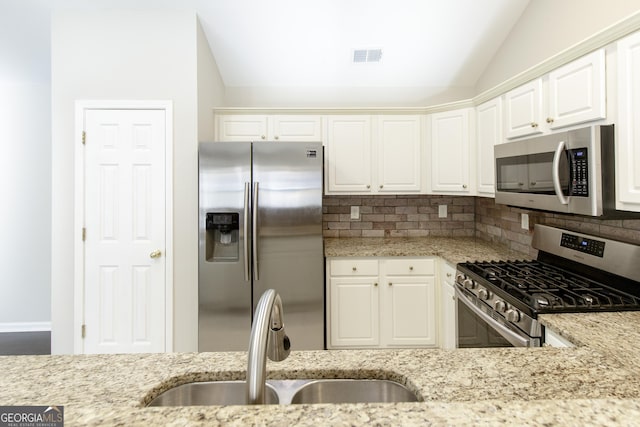 4071 Cottage Oaks Dr Unit 3, Acworth, GA 30101 - kitchen featuring appliances with stainless steel finishes, a sink, vaulted ceiling, tasteful backsplash, and white cabinets