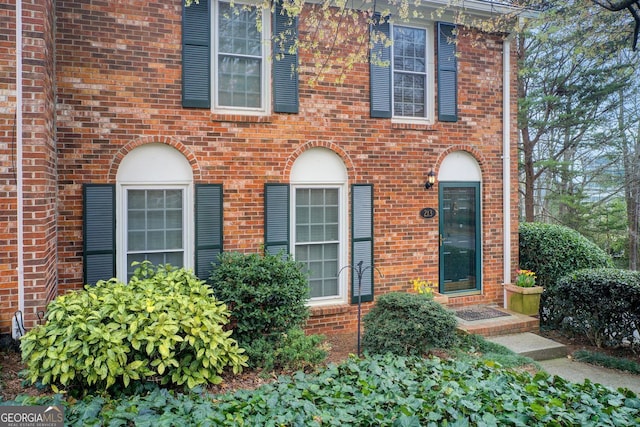 view of front facade featuring brick siding