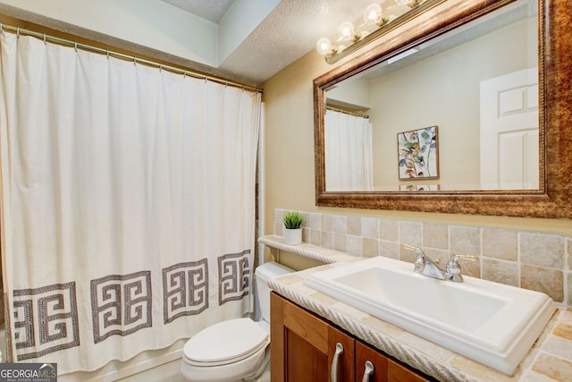 full bath with toilet, vanity, and decorative backsplash