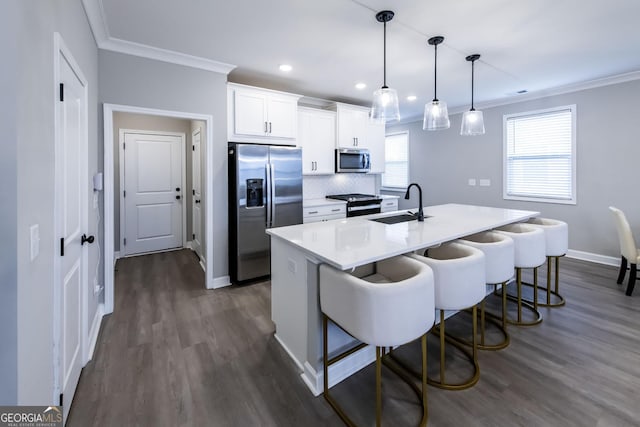 3739 Silvery Way, Powder Springs, GA 30127 - kitchen featuring a sink, stainless steel appliances, a kitchen breakfast bar, and crown molding