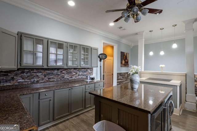 kitchen featuring visible vents, gray cabinetry, dark wood finished floors, ornamental molding, and a ceiling fan
