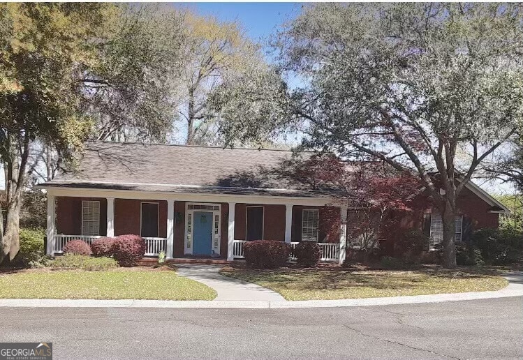 305 Oak Pointe Dr, Dublin, GA 31021 - single story home featuring a porch