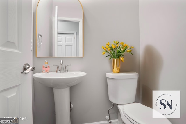 1579 Eastern Sunrise Ln, Decatur, GA 30034 - bathroom featuring toilet and baseboards