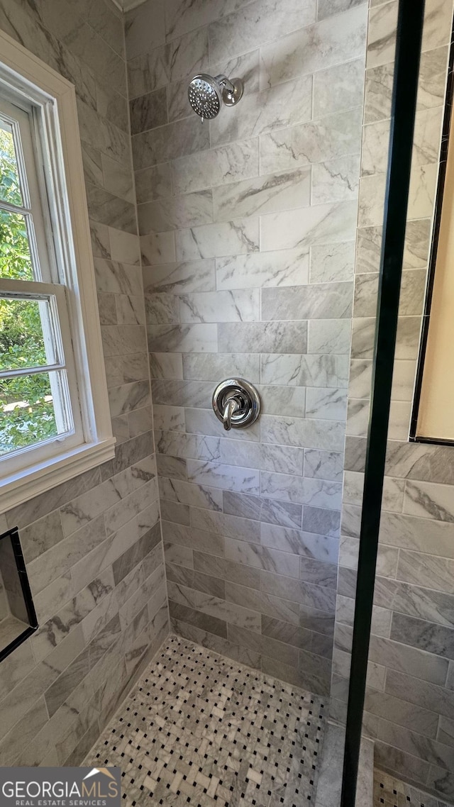 bathroom featuring tiled shower