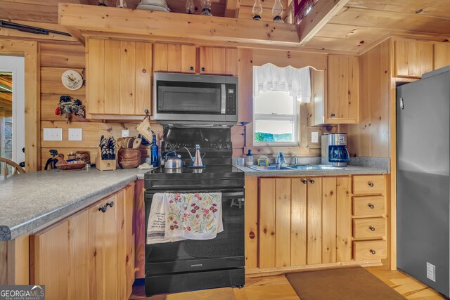 181 Yonah Lake Cir, Toccoa, GA 30577 - kitchen with stainless steel appliances, light brown cabinetry, a sink, light wood-style flooring, and light countertops