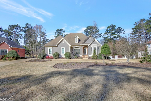 view of front of house featuring a front lawn