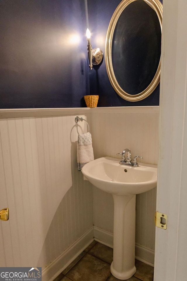 430 Brantley Rdg, Warner Robins, GA 31088 - bathroom with wainscoting and a sink