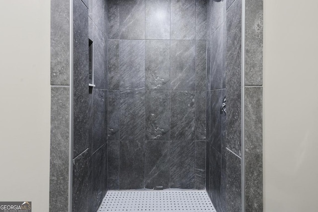 full bathroom featuring tiled shower
