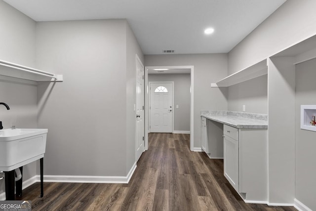 laundry room with dark wood-style floors, baseboards, washer hookup, and visible vents