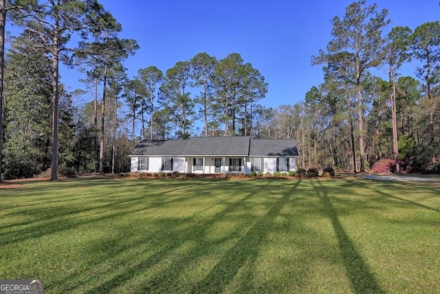 single story home with a front lawn and covered porch