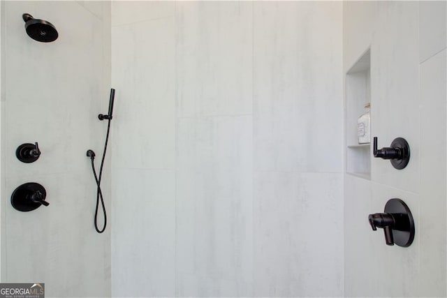 details featuring tiled shower