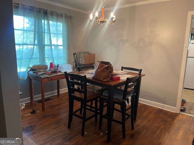 dining space featuring an inviting chandelier, visible vents, ornamental molding, baseboards, and dark wood-style flooring