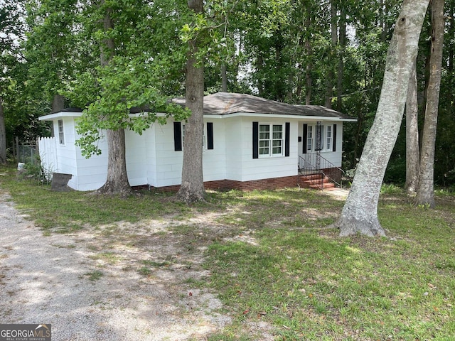 ranch-style house with roof with shingles