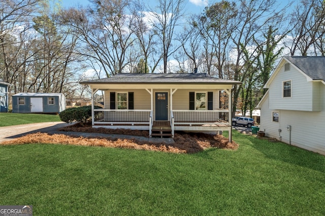 view of front of home featuring a shingled roof, a front yard, and a porch