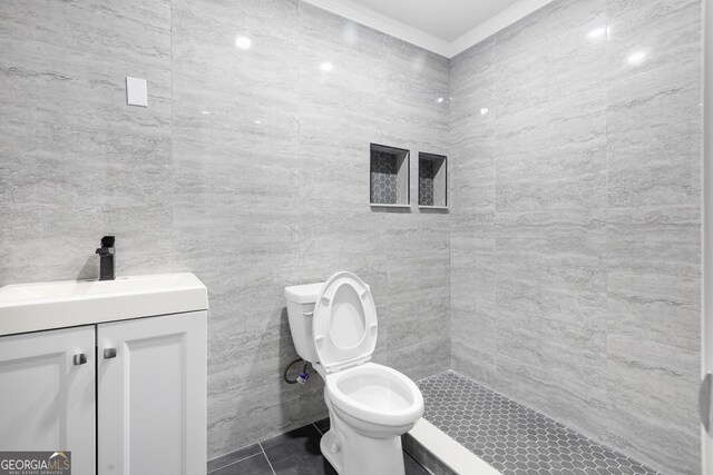 1484 Highland Bluff Ct, Suwanee, GA 30024 - bathroom featuring crown molding, tiled shower, toilet, vanity, and tile patterned flooring
