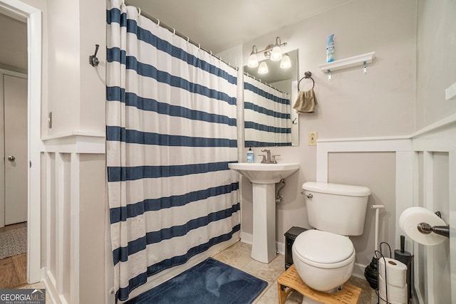 3501 Roswell Rd NE Unit 211, Atlanta, GA 30305 - full bathroom with toilet, curtained shower, and baseboards