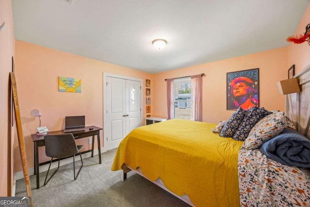 bedroom featuring carpet flooring and a closet