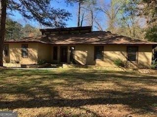 view of front of property with a front yard