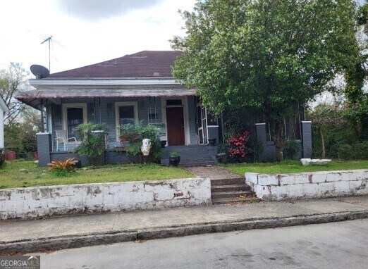 view of front of property with a porch and a front yard
