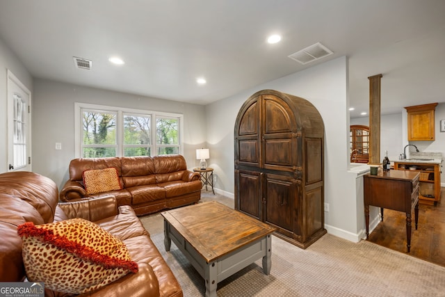 living area featuring baseboards, visible vents, and recessed lighting