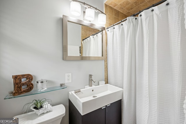 full bath with toilet, vanity, and a shower with shower curtain