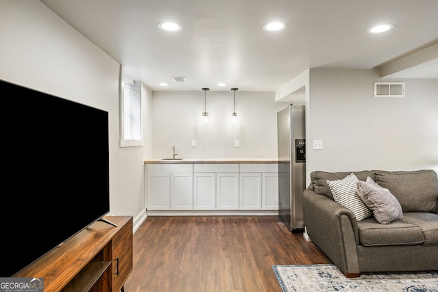 living area featuring dark wood finished floors, visible vents, and recessed lighting