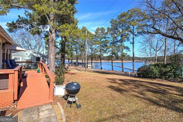 view of grassy yard featuring a water view