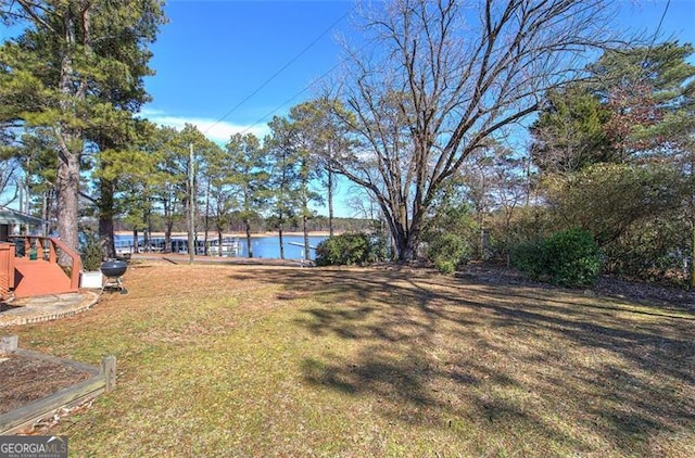 view of grassy yard with a water view