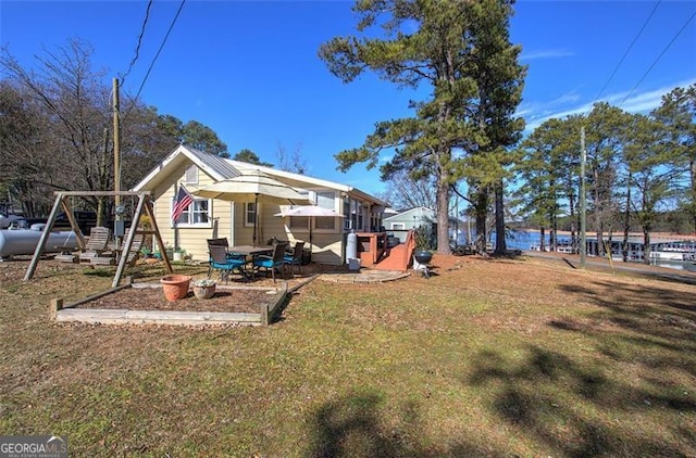 view of grassy yard featuring a patio