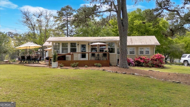view of front facade featuring a front lawn